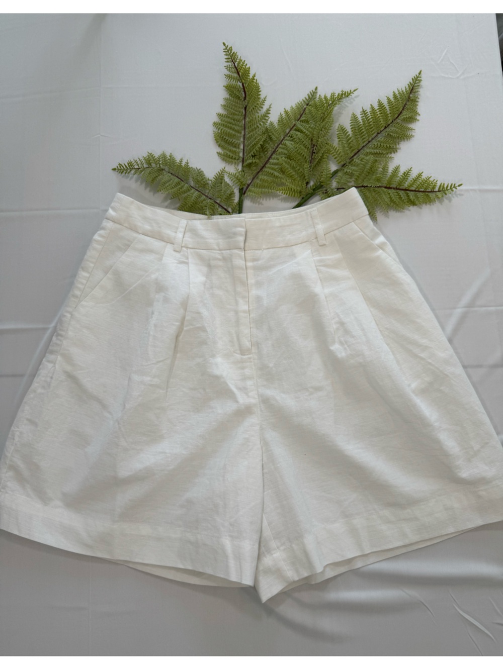 Commense White High-Waist Linen Pleated Women's Shorts